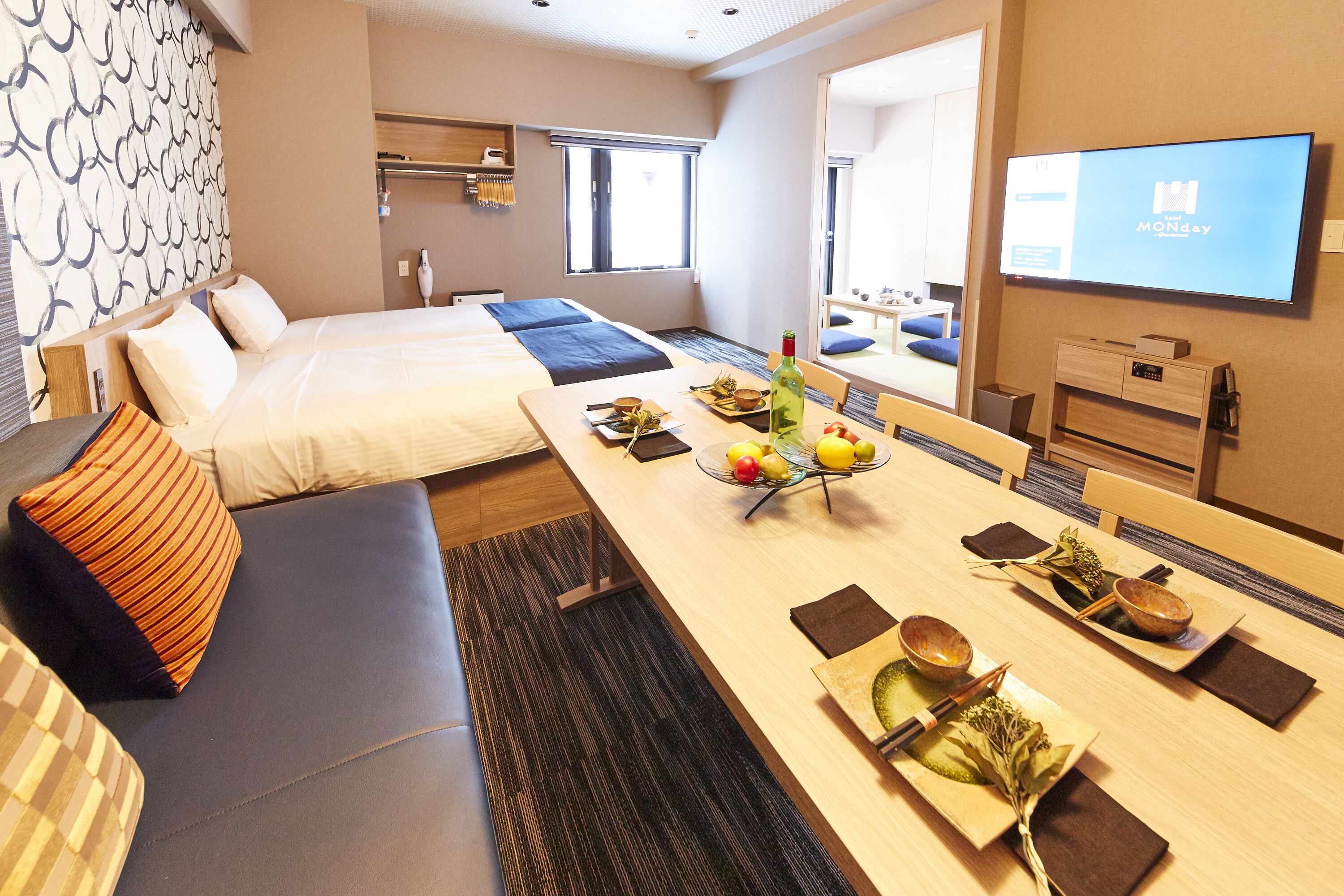 Caja de seguridad en la habitación y tabla de planchar con plancha 