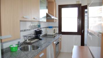 Een koelkast, een koffiezetapparaat/waterkoker