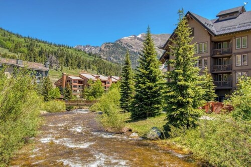 Ski-in/ski-out chalet right next to Super Bee gondola w/shared hot tub + WiFi