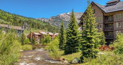 Ski-in/ski-out chalet right next to Super Bee gondola w/shared hot tub + WiFi