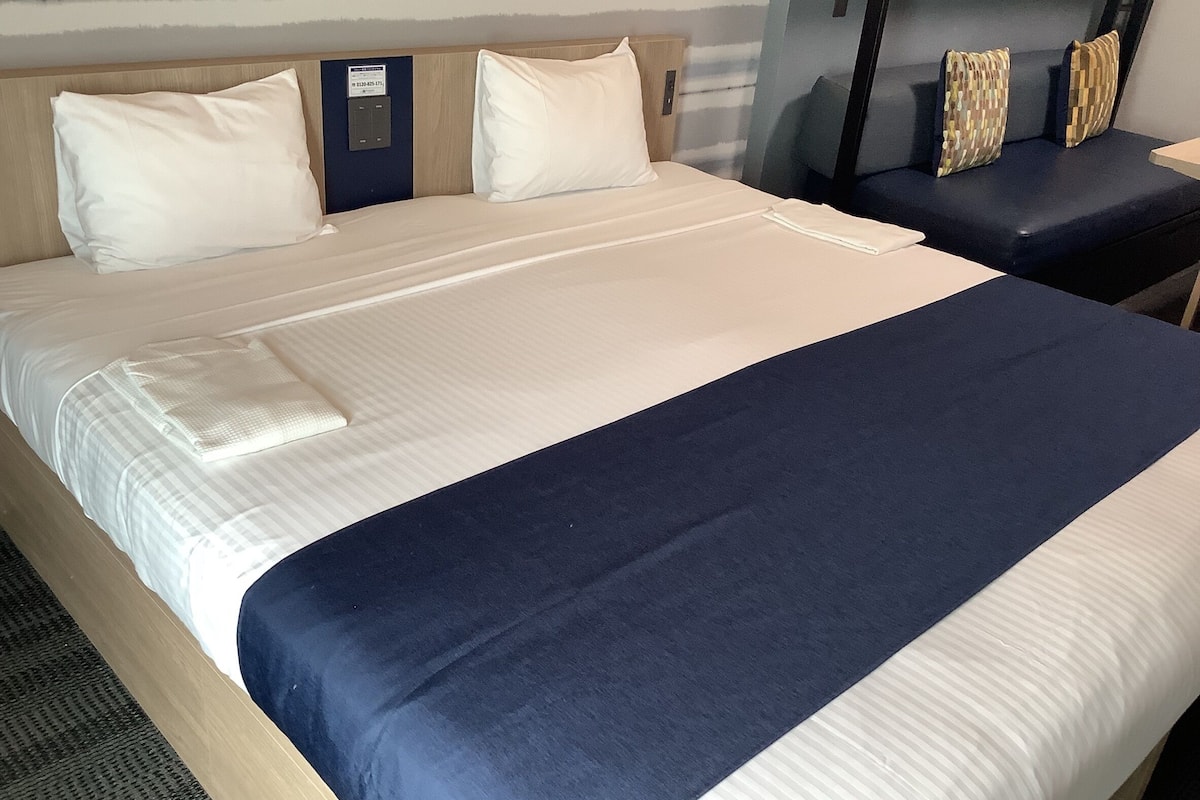 高級客房, 1 張特大雙人床, 非吸煙房 | 房內夾萬、書桌、熨斗/熨衫板、免費 Wi-Fi