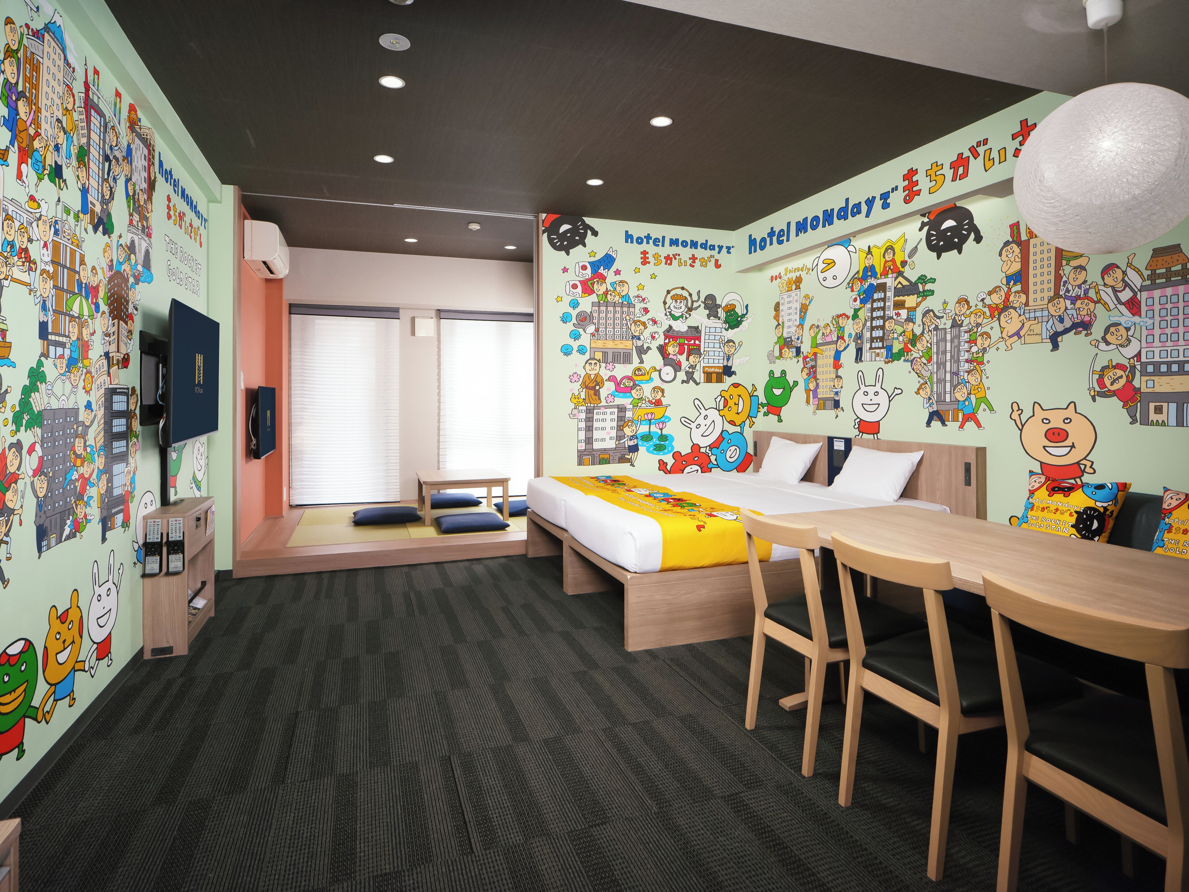Une chambre d’hôtel avec un lit, un bureau et une télévision.