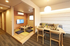 Brankas, meja kerja, setrika/meja setrika, dan Wi-Fi gratis