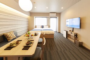 Brankas, meja kerja, setrika/meja setrika, dan Wi-Fi gratis