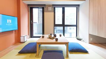 Traditionele kamer, niet-roken (Grand Japanese, For 6 People) | Een kluis op de kamer, een bureau, een strijkplank/strijkijzer
