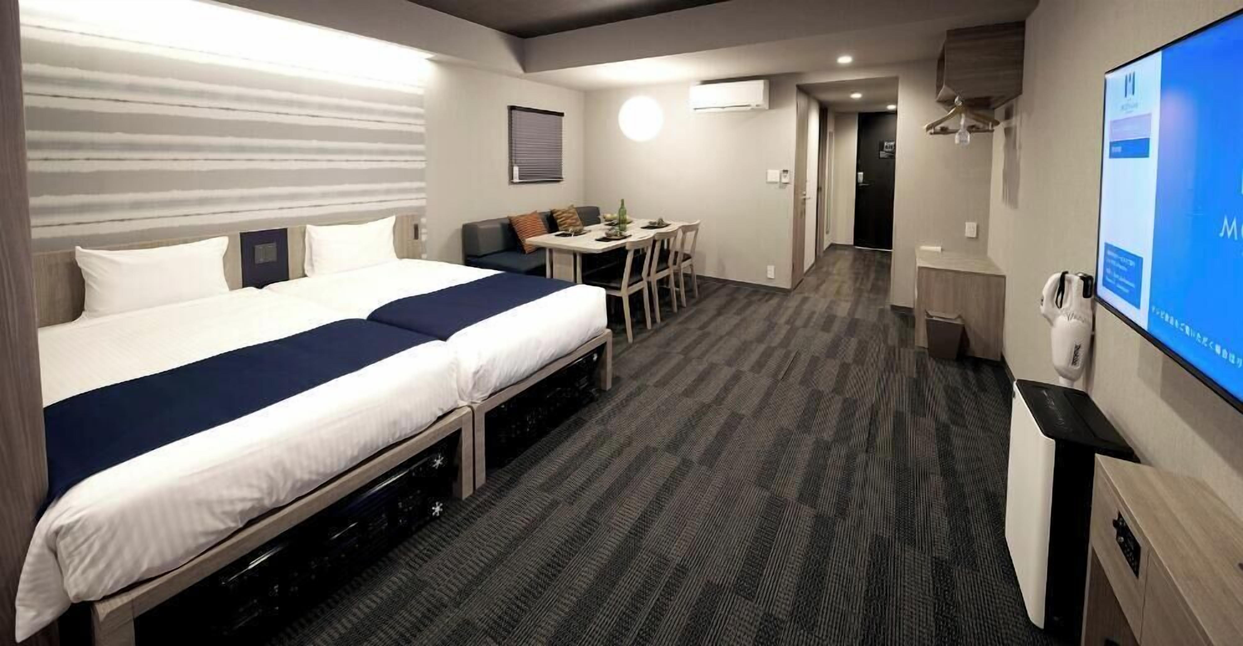 Caja de seguridad en la habitación y escritorio 