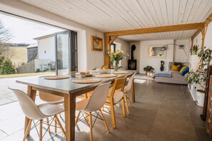 Dining - Bunny Cottage is an original farm cottage that has been updated to provide a spacious country retrea (Watergate Bay)