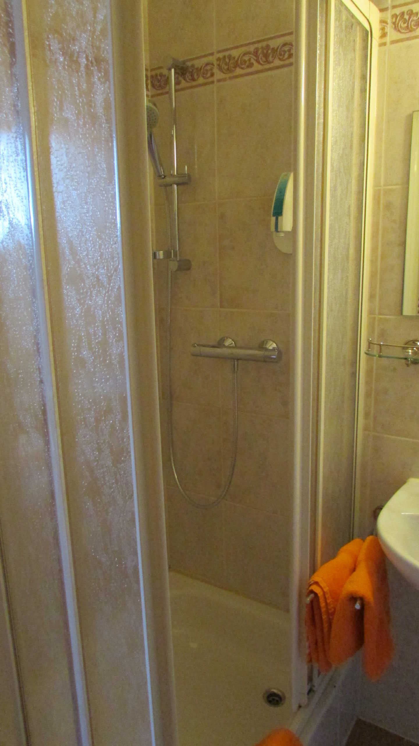 Dusche, Haartrockner, Handtücher, Toilettenpapier