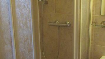 Dusche, Haartrockner, Handtücher, Toilettenpapier