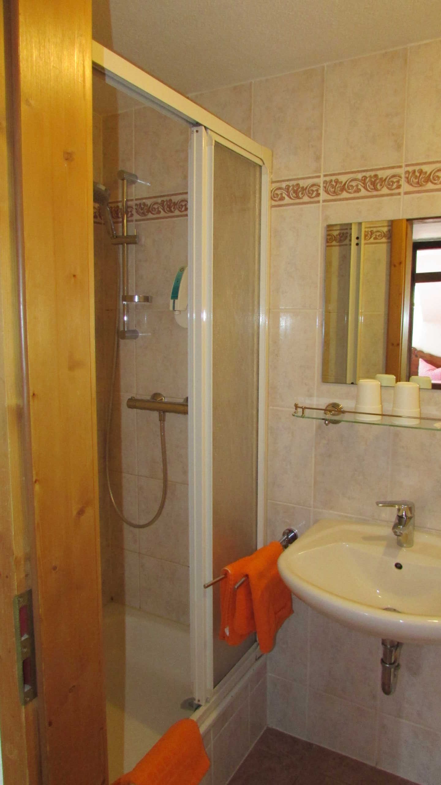 Dusche, Haartrockner, Handtücher, Toilettenpapier