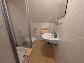 Un baño con bañera, inodoro y lavamanos.
