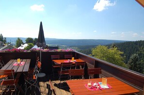 Outdoor dining - Zimmer 5 - Berggasthaus & Pension Schöne Aussicht (Klingenthal)