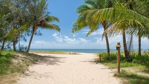 Beach nearby - Belle Escapes 4 33 Sims Esplanade Yorkeys Knob (Yorkeys Knob)