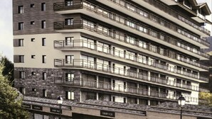 Un hôtel à plusieurs étages, doté de balcons à chaque niveau, d’une façade en pierre et d’une enseigne indiquant « HUMAN FOX ».
