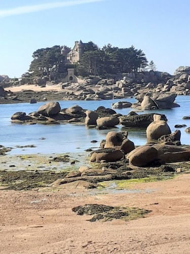 Two cottages within walking distance of river town of Pontrieux, near the coast