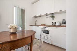 ثلاجة، فرن، غسالة أطباق، ماكينة لصنع القهوة/الشاي