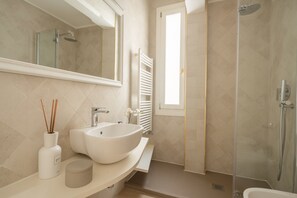 Douche, sèche-cheveux, serviettes fournies