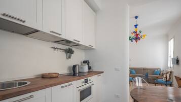 Fridge, oven, dishwasher, coffee/tea maker