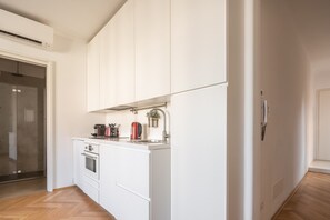 ثلاجة، ميكروويف، فرن، غسالة أطباق