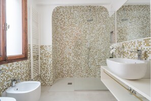 Dusche, Haartrockner, Handtücher