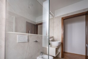 Dusche, Haartrockner, Handtücher