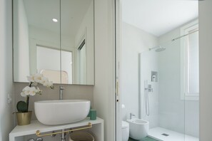 Dusche, Haartrockner, Handtücher
