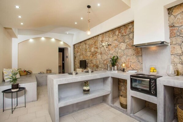 Jääkaappi, uuni, vedenkeitin, keittoastiat/astiat/ruokailuvälineet