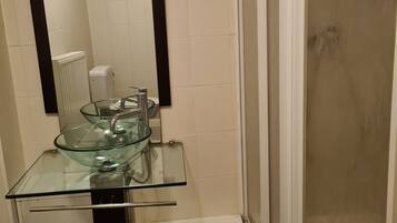 Een douche, handdoeken