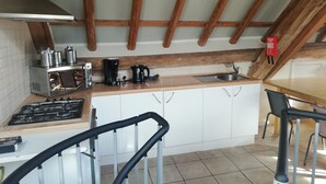 A compact kitchen with a gas stove, coffee maker, and sink. - Beautiful very quiet Gite (Büllingen)