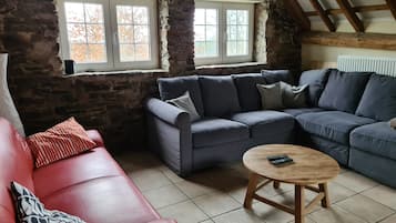 Smart-tv, een dvd-speler, een tafeltennistafel en boeken