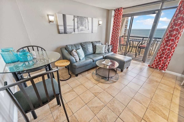 Living Room with Stunning Views☀️