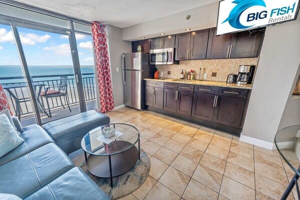 Réfrigérateur, four à micro-ondes, surface de cuisson, cafetière-théière