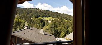 Riders Refuge's Luxury 5 bedroom chalet, private Outdoor Hot Tub