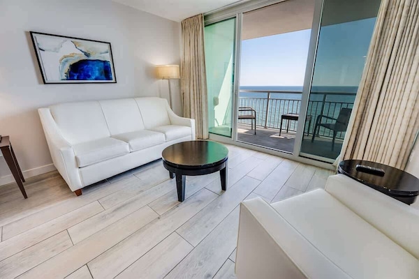 Living Room with Stunning Views☀️