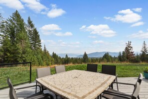 Outdoor dining - Family-friendly lake home with sunroom/private deck/hot tub + Netflix/free WiFi (Sandpoint)