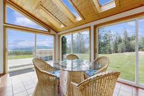 Dining - Family-friendly lake home with sunroom/private deck/hot tub + Netflix/free WiFi (Sandpoint)