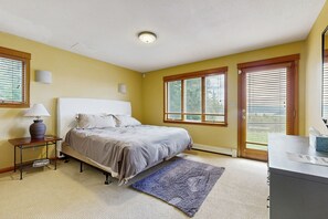 4 bedrooms, iron/ironing board, WiFi, bed sheets - Family-friendly lake home with sunroom/private deck/hot tub + Netflix/free WiFi (Sandpoint)