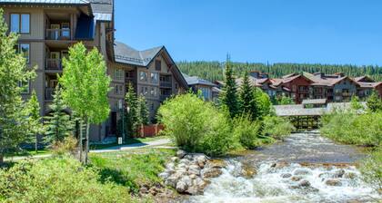 Skier studio with ski views, shared hot tub and sauna - close to ski lifts