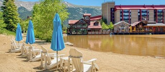 Skier studio with ski views, shared hot tub and sauna - close to ski lifts