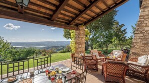 Outdoor dining - Vista Del Lago 12, Emma Villas (Guardea)