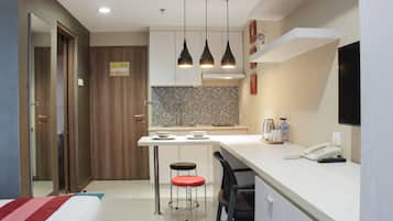 Deluxe Studio Suite | Private kitchenette | Fridge, stovetop, coffee/tea maker, electric kettle