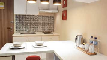 Deluxe Studio Suite | Private kitchenette | Fridge, stovetop, coffee/tea maker, electric kettle