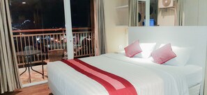 Desk, laptop workspace, WiFi, bed sheets - Student Park Apartment by NGINAP (Depok)