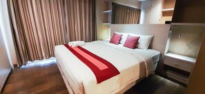 Deluxe Studio Suite | Desk, laptop workspace, WiFi, bed sheets - Student Park Apartment by NGINAP (Depok)