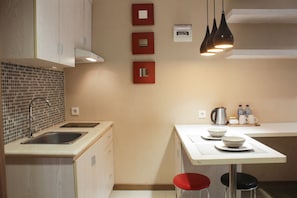 Private kitchenette - Student Park Apartment by NGINAP (Depok)