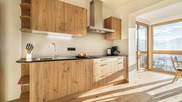 Frigorifero, forno, piano cottura, lavastoviglie