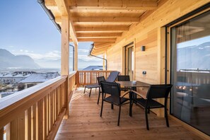 Outdoor dining - Friendly Apartment "Lärche im Nockerhof" with Mountain View, Wi-Fi & Terrace (Andrian)