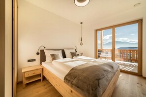 2 bedrooms, free WiFi, bed sheets - Friendly Apartment "Eiche im Nockerhof" with Mountain View, Wi-Fi & Terrace (Andrian)