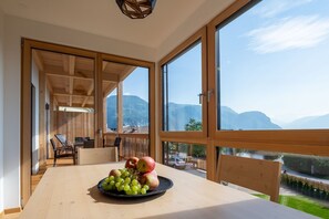 Outdoor dining - Friendly Apartment "Eiche im Nockerhof" with Mountain View, Wi-Fi & Terrace (Andrian)