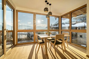 Dining - Friendly Apartment "Eiche im Nockerhof" with Mountain View, Wi-Fi & Terrace (Andrian)